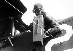 Aeroplane Graflex camera in action. Ca. 1917-18. (Army) Exact Date Shot Unknown NARA FILE #: 111-SC-2913 WAR & CONFLICT BOOK #: 603